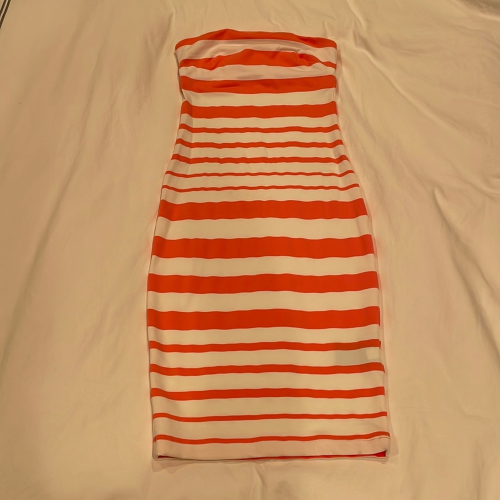 Strapless stretchy Bebe dress. Tag inside not attached, it was scratching me!